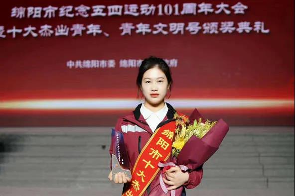 【喜讯】我院2名援鄂医护队员喜获省、市青年奖章