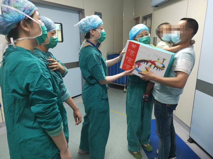 1岁小小患者儿童节做手术 手术室送他有爱礼物