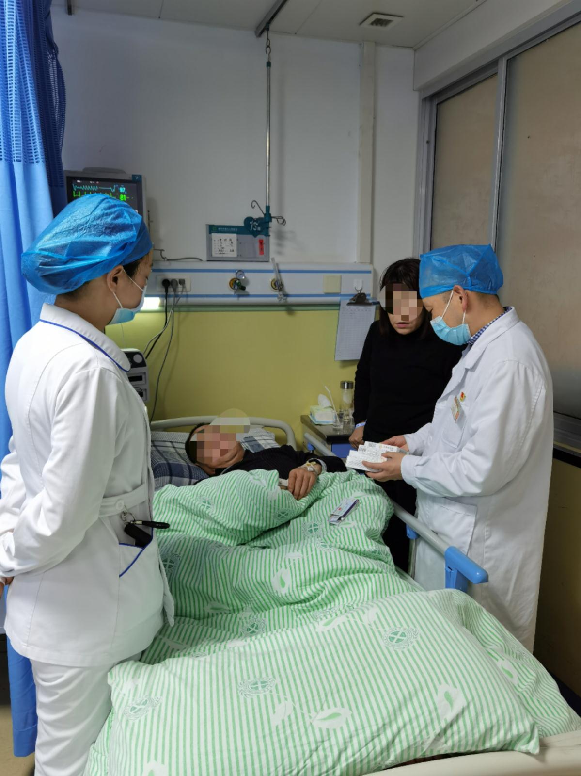 主任查房.jpg
