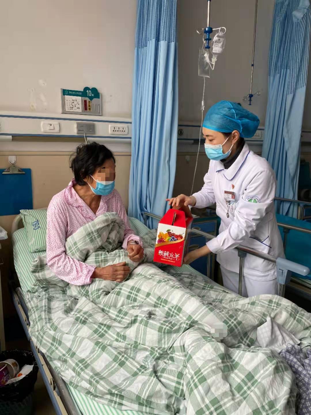 李萍护士长.jpg 李萍护士长.jpg