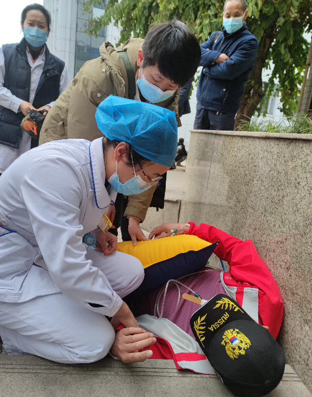 抢救生命、快速反应：我院骨科护士路边抢救晕厥患者