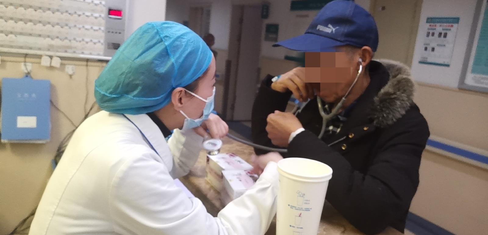 当援鄂天使遇上耳背大爷，听诊器秒变助听器