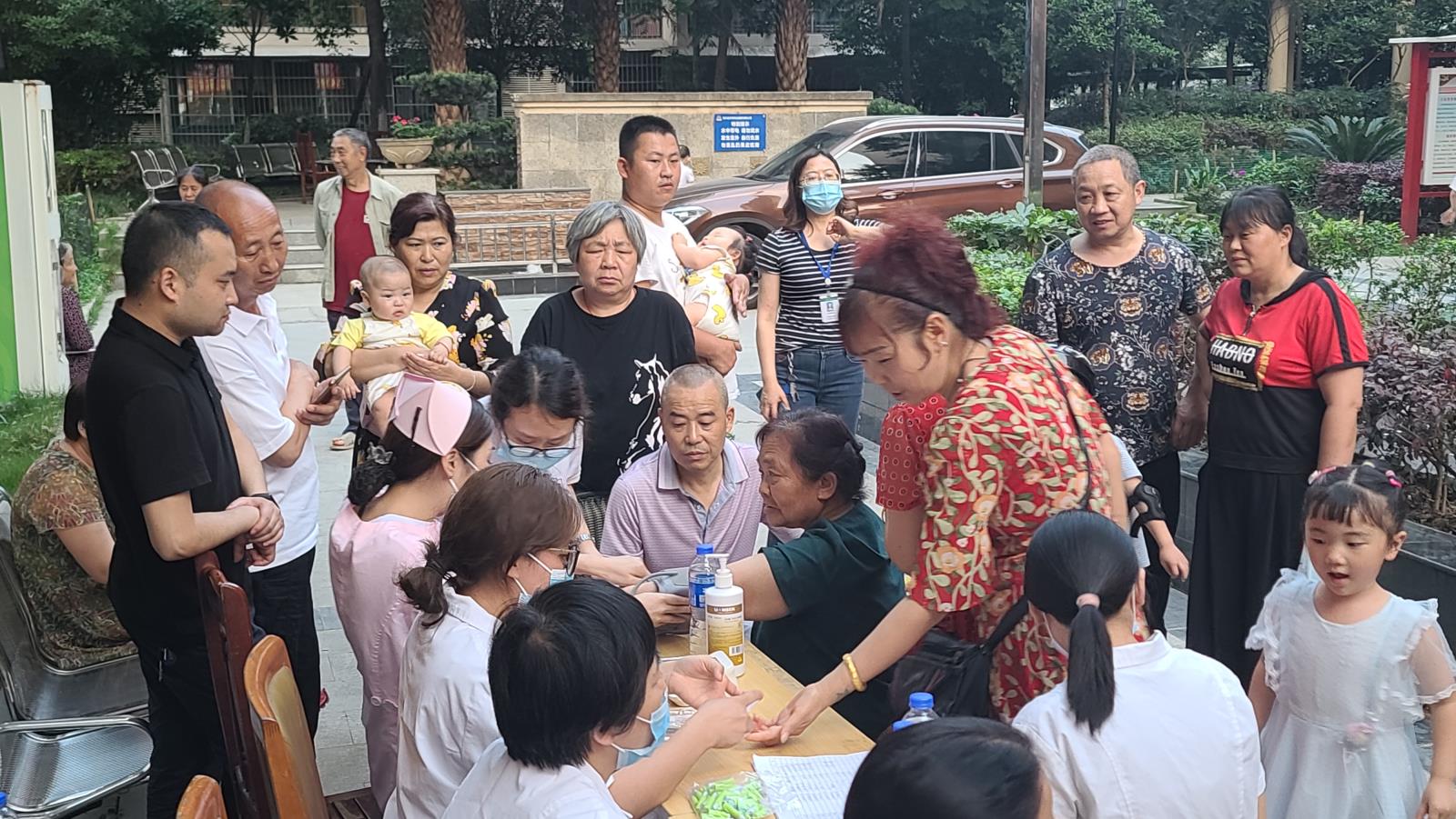 高新分院走进竹凌星辰小区开展“我为群众办实事，健康服务进社区”主题党日实践活动