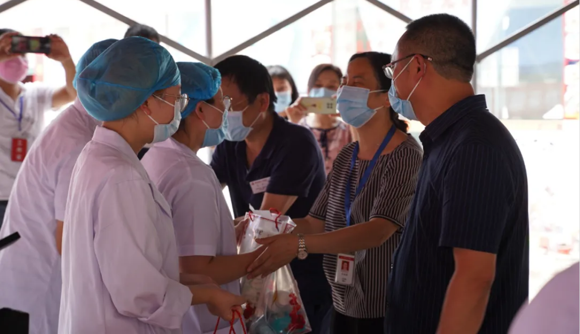 【疫情防控】我院领导看望慰问核酸检测一线医务工作者