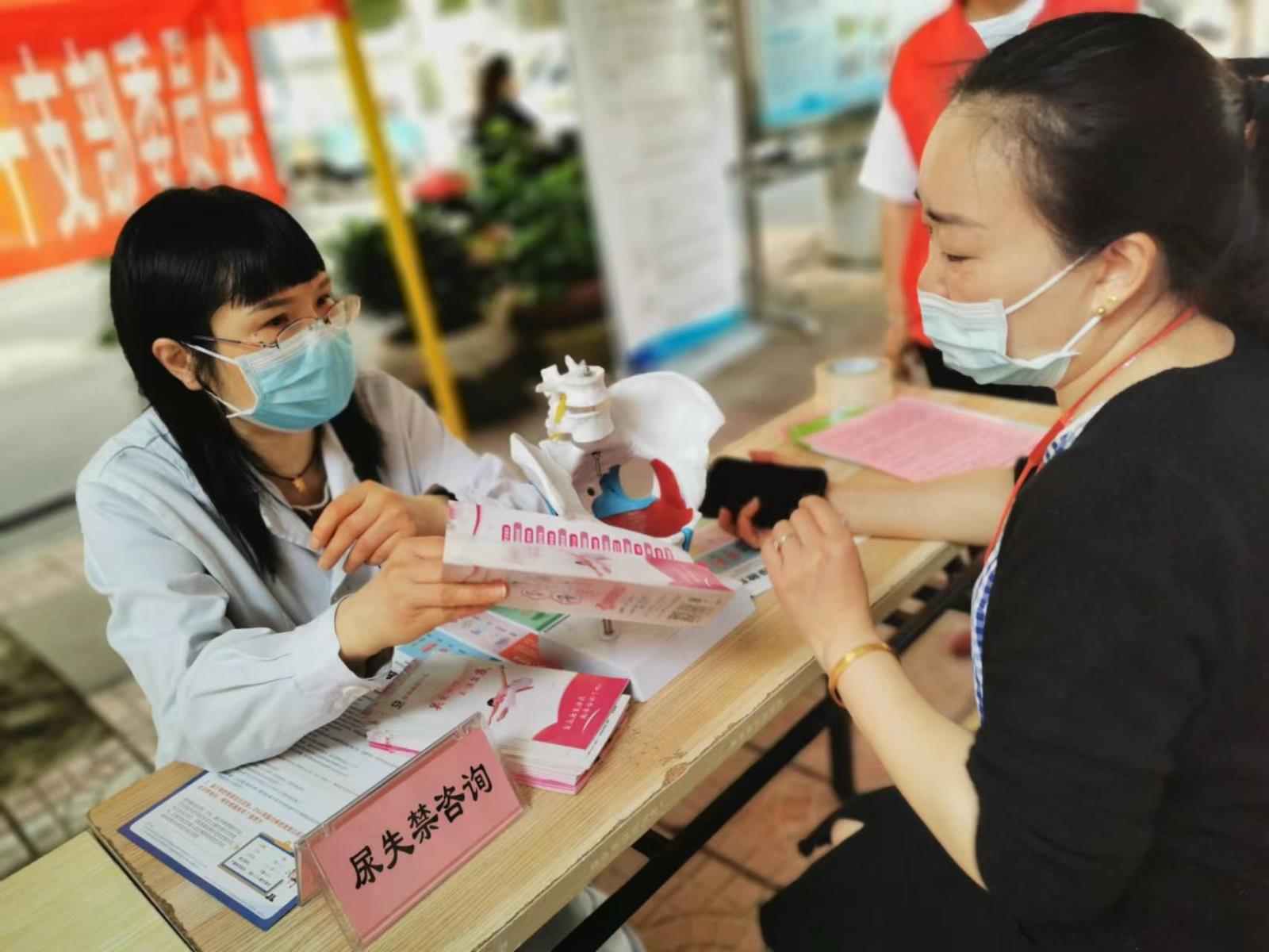 三医党员送健康六进”活动走进游仙区剑南路东段社区