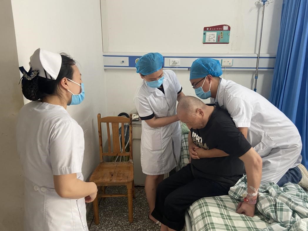 85岁老人被食物卡住  医护人员海姆立克急救法施救 转危为安