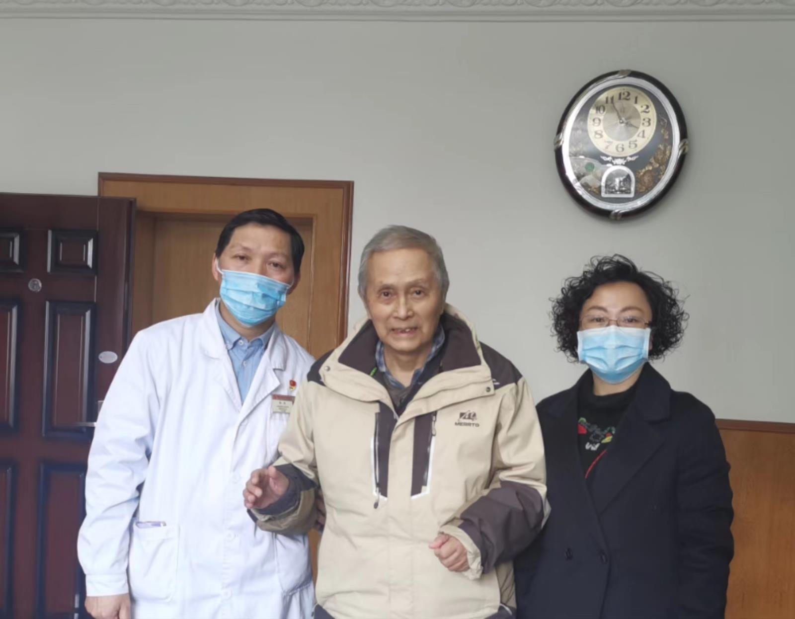 离退休管理科组织专家上门为新冠感染重症患者进行居家康复训练指导