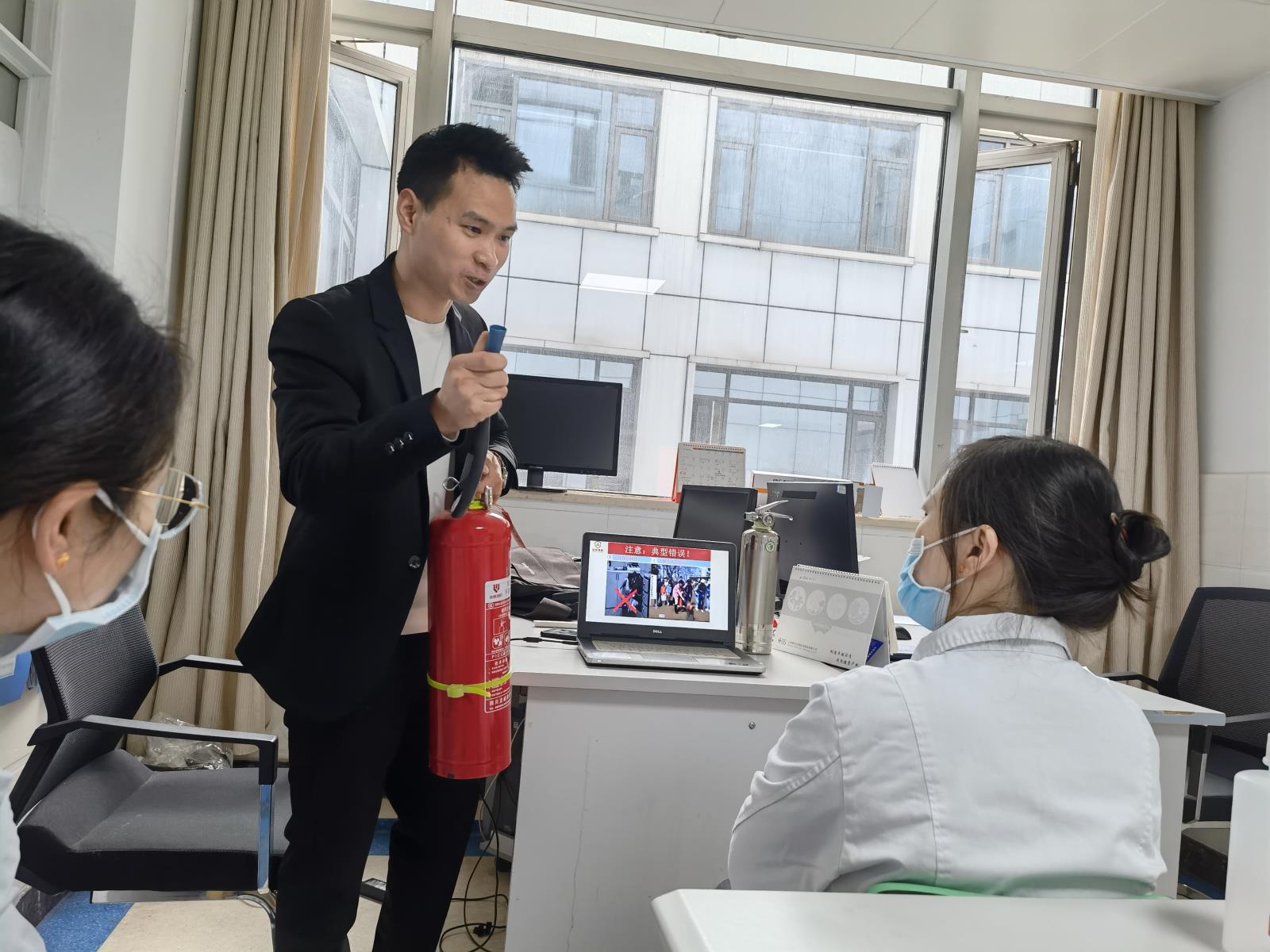 门诊大科第十一党支部开展“增强安全意识，提升消防技能”主题党日活动