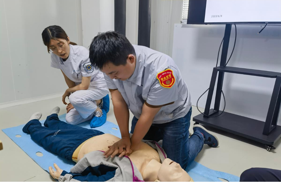 “三医党员送健康六进”活动走进绵阳高新埃克森新能源科技有限公司