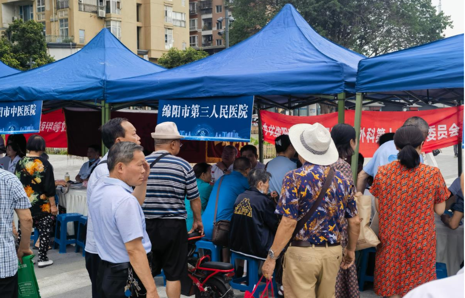 “三医党员送健康六进”活动走进涪城区铁牛广场