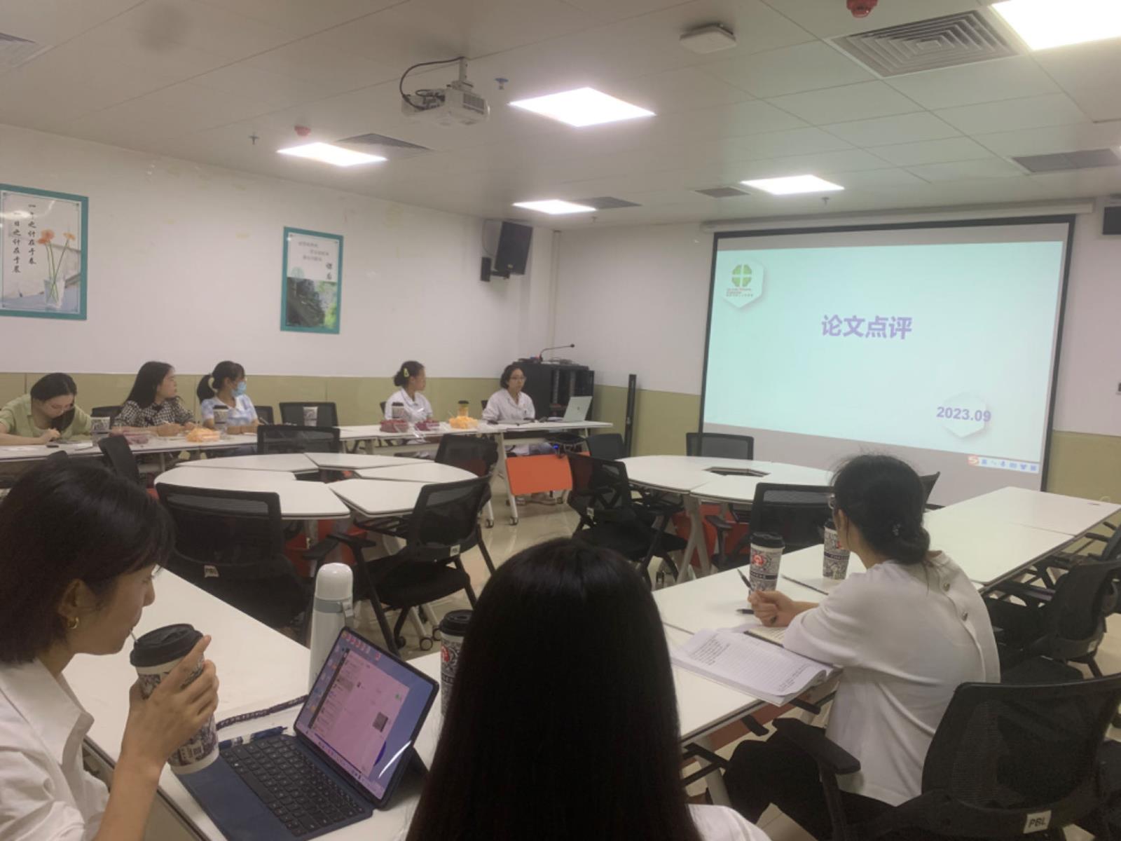 图2 邓倩曦老师进行点评、答疑.jpg 图2 邓倩曦老师进行点评、答疑.jpg