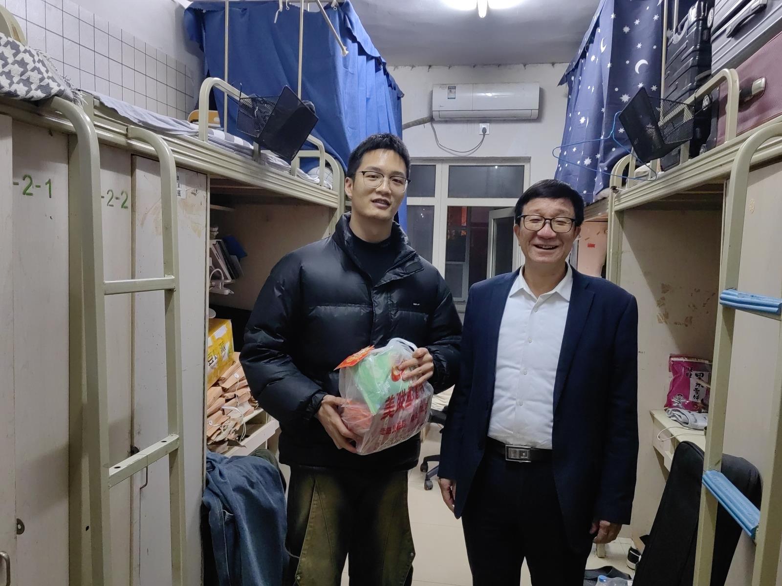 春节慰问暖人心 院领导关怀在岗学生