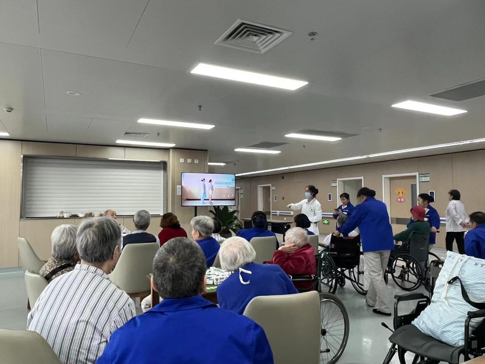 老年病三科开展噎食健康宣教活动，教学海姆立克急救法