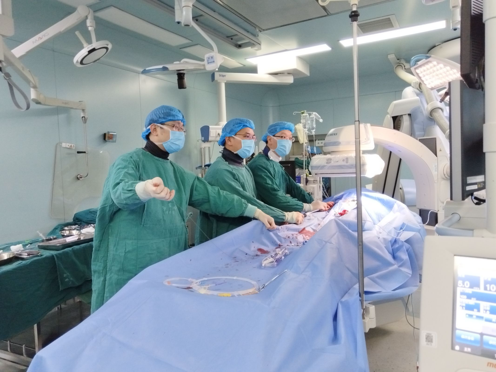 “一站式”介入术带来“心”突破 绵阳市三医院成功完成高难度复杂心脏手术