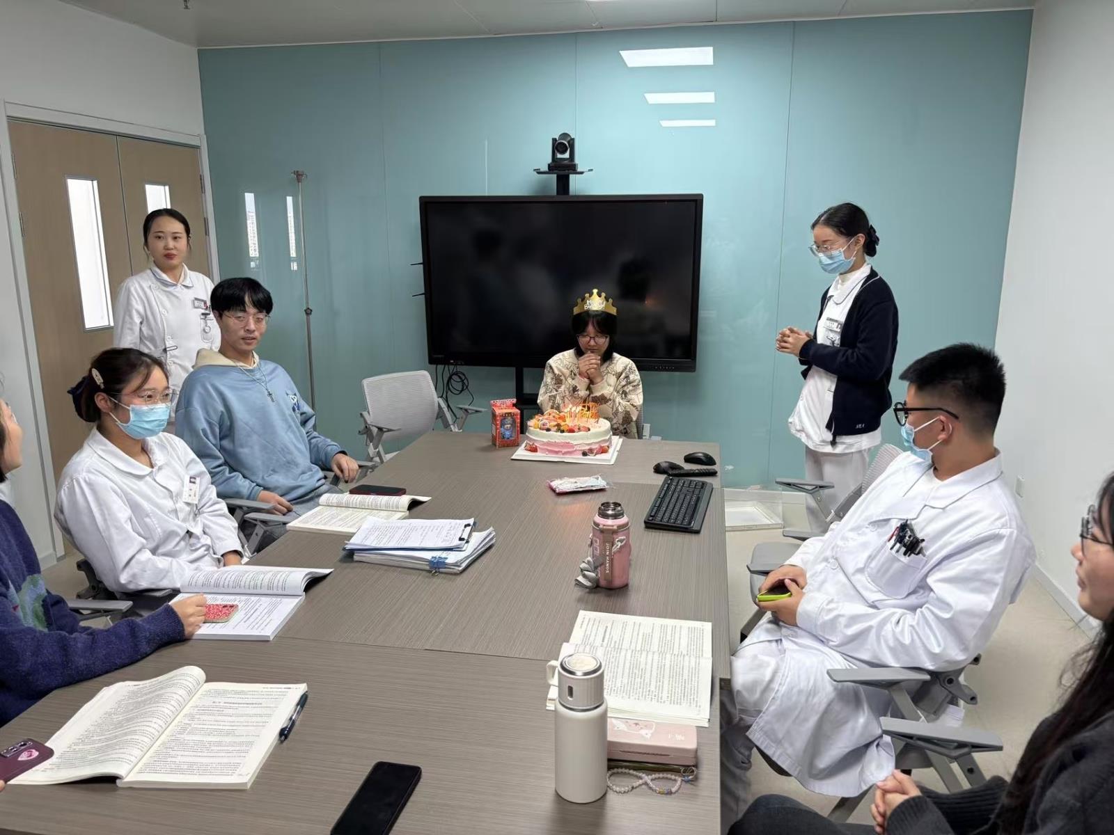 儿童心理卫生科为青少年患者过生日