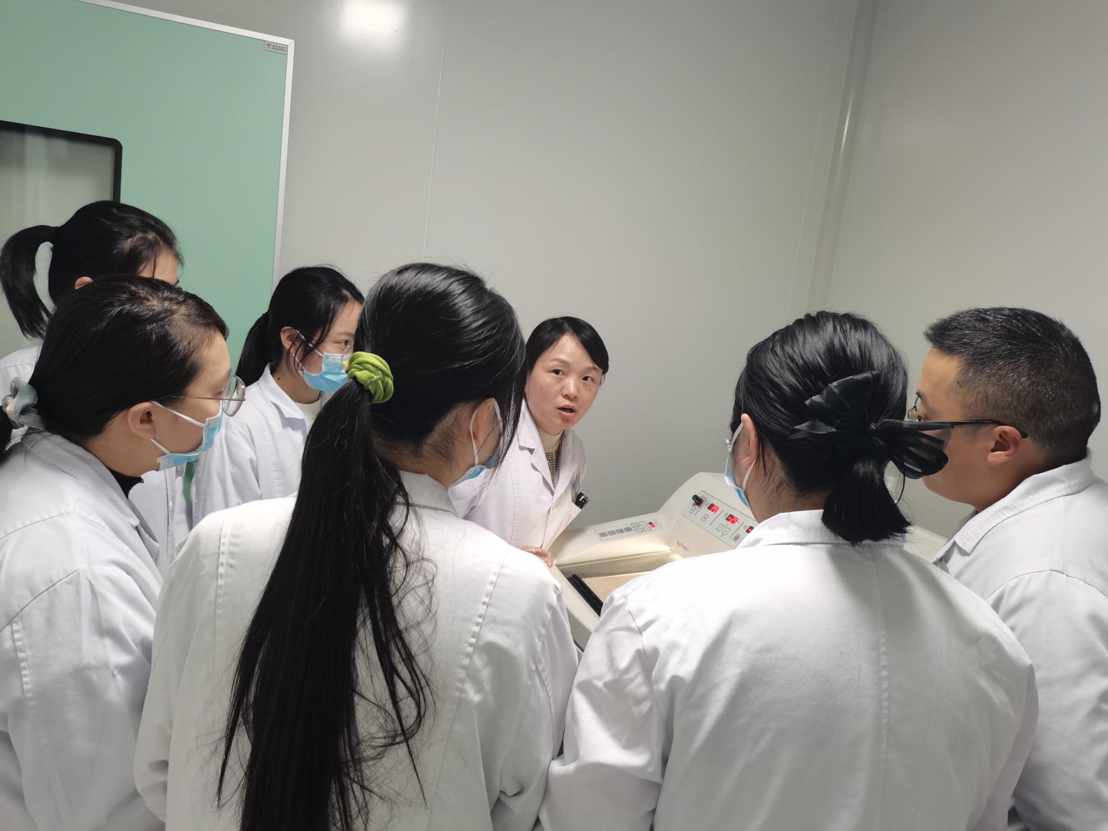 病理科技术组实行“3+1式”业务学习