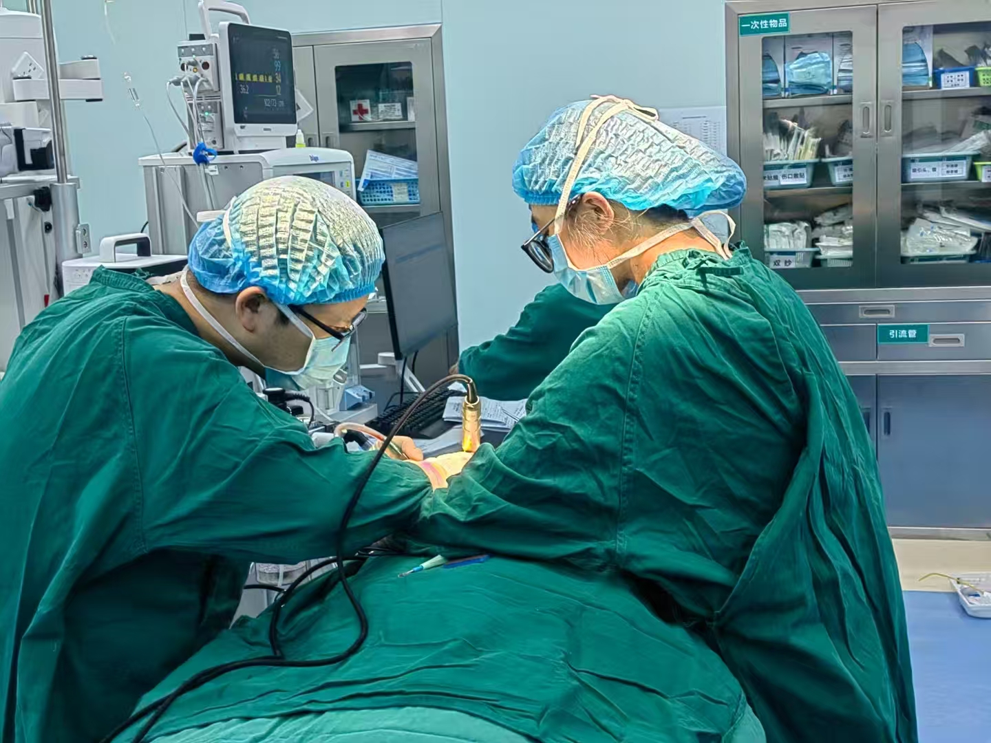 三医院高新院区甲状腺·头颈颌面外科门诊开诊！顺利完成首例口腔颌面外科手术