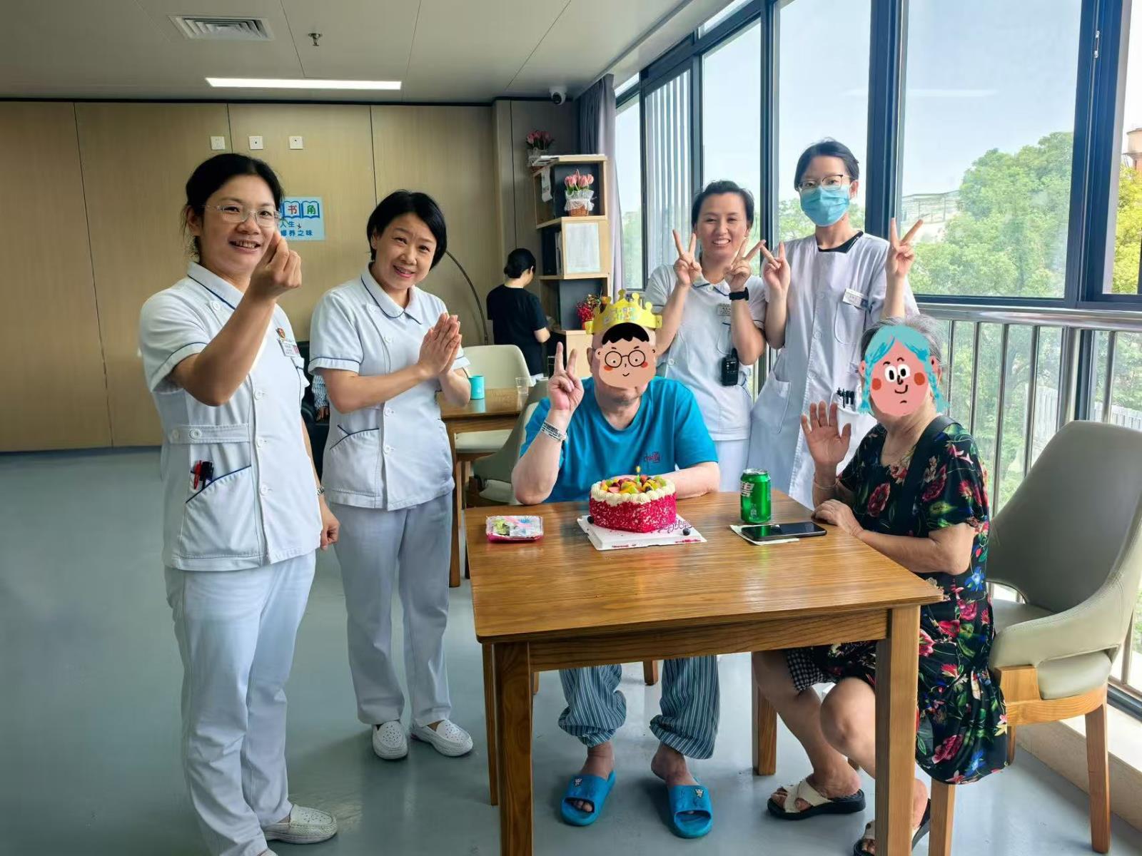 老年病三科医护人员为患者陈大叔送上生日惊喜