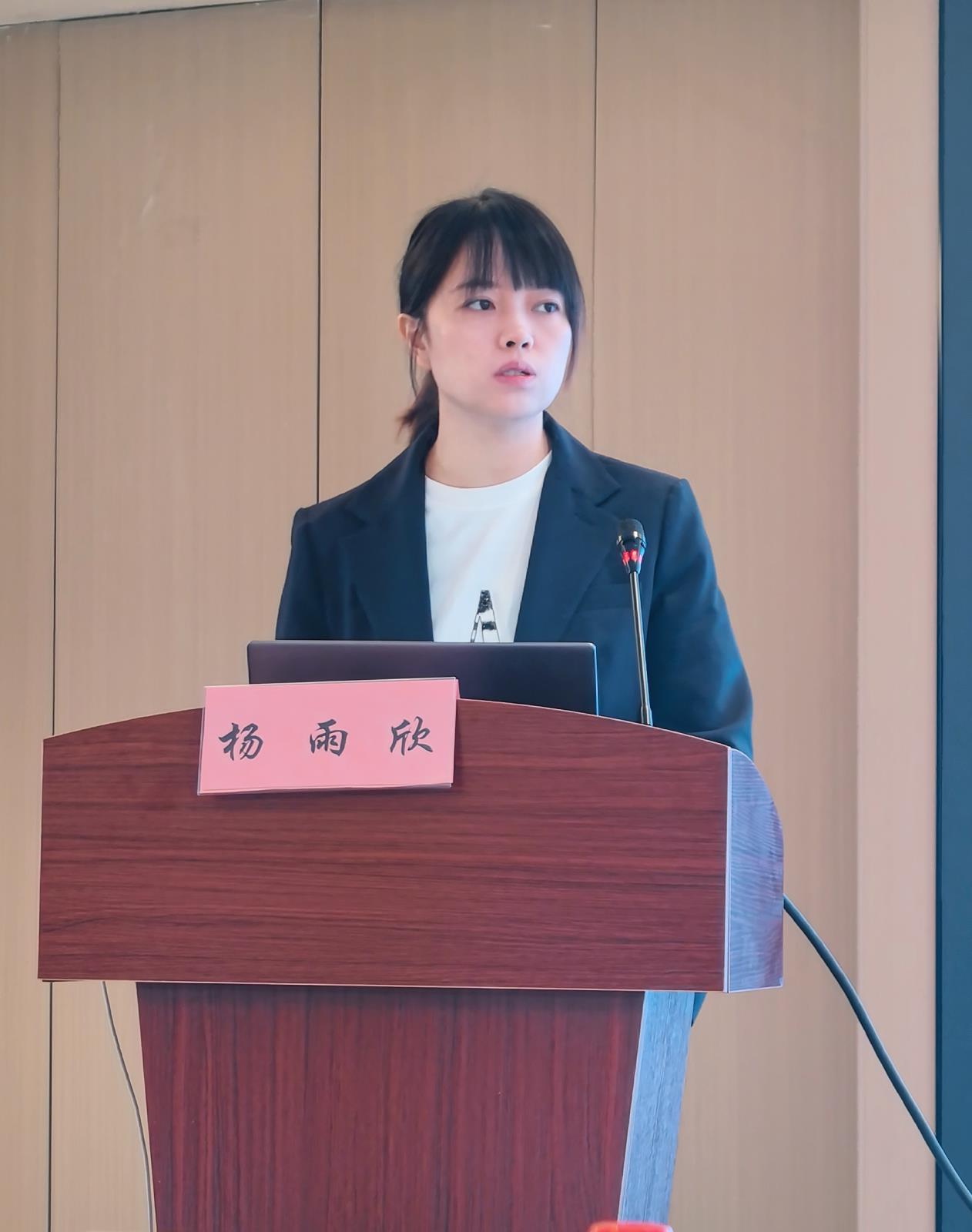 杨雨欣.jpg
