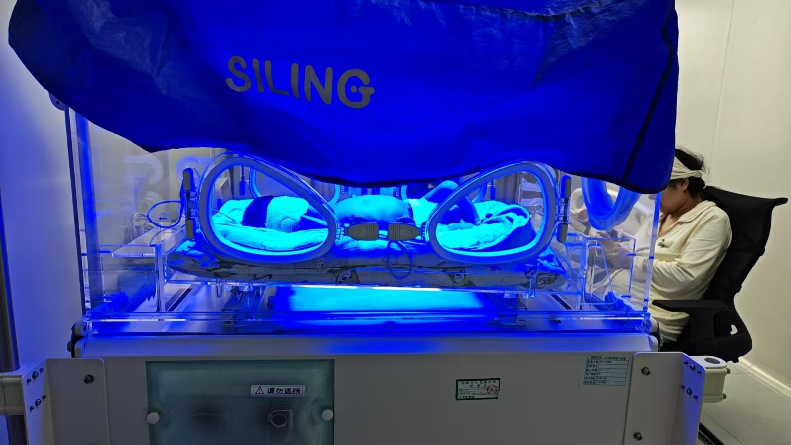 白天照灯，晚上回家！绵阳三医院高新院区推出“母婴同室蓝光治疗”暖心服务