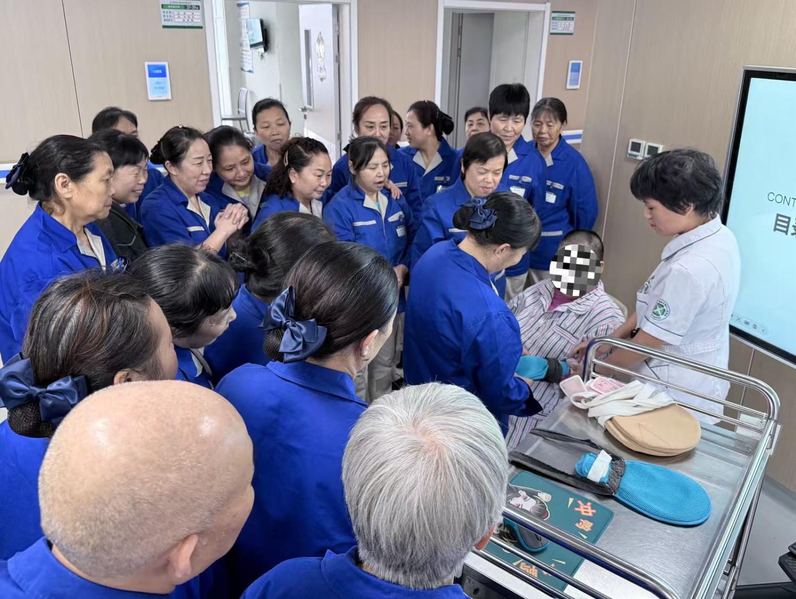 市三医院老年病三科开展保护性手套使用方法陪护培训