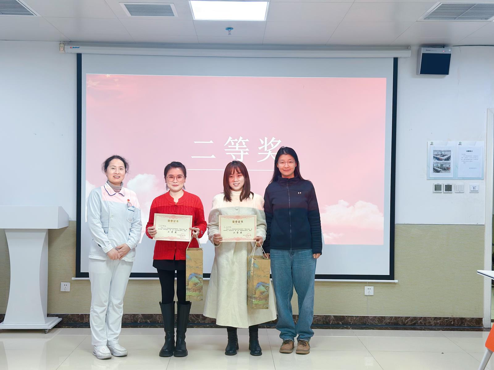 颁奖2.jpg 颁奖2.jpg